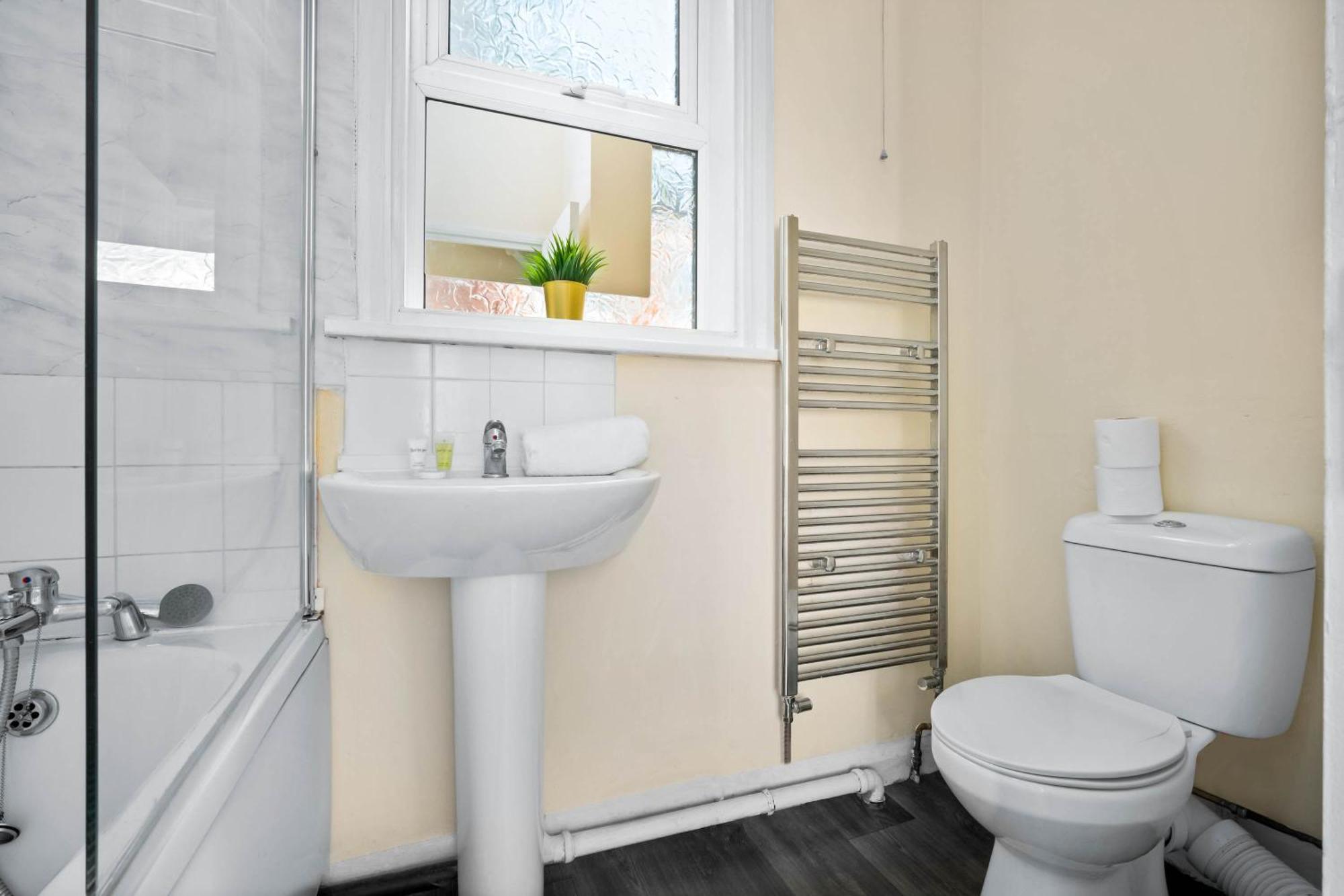 Two Bedroom Apartment - Single Beds - Accommodates 3 - Street Parking - Top Rated -Wbb West Bromwich Eksteriør billede