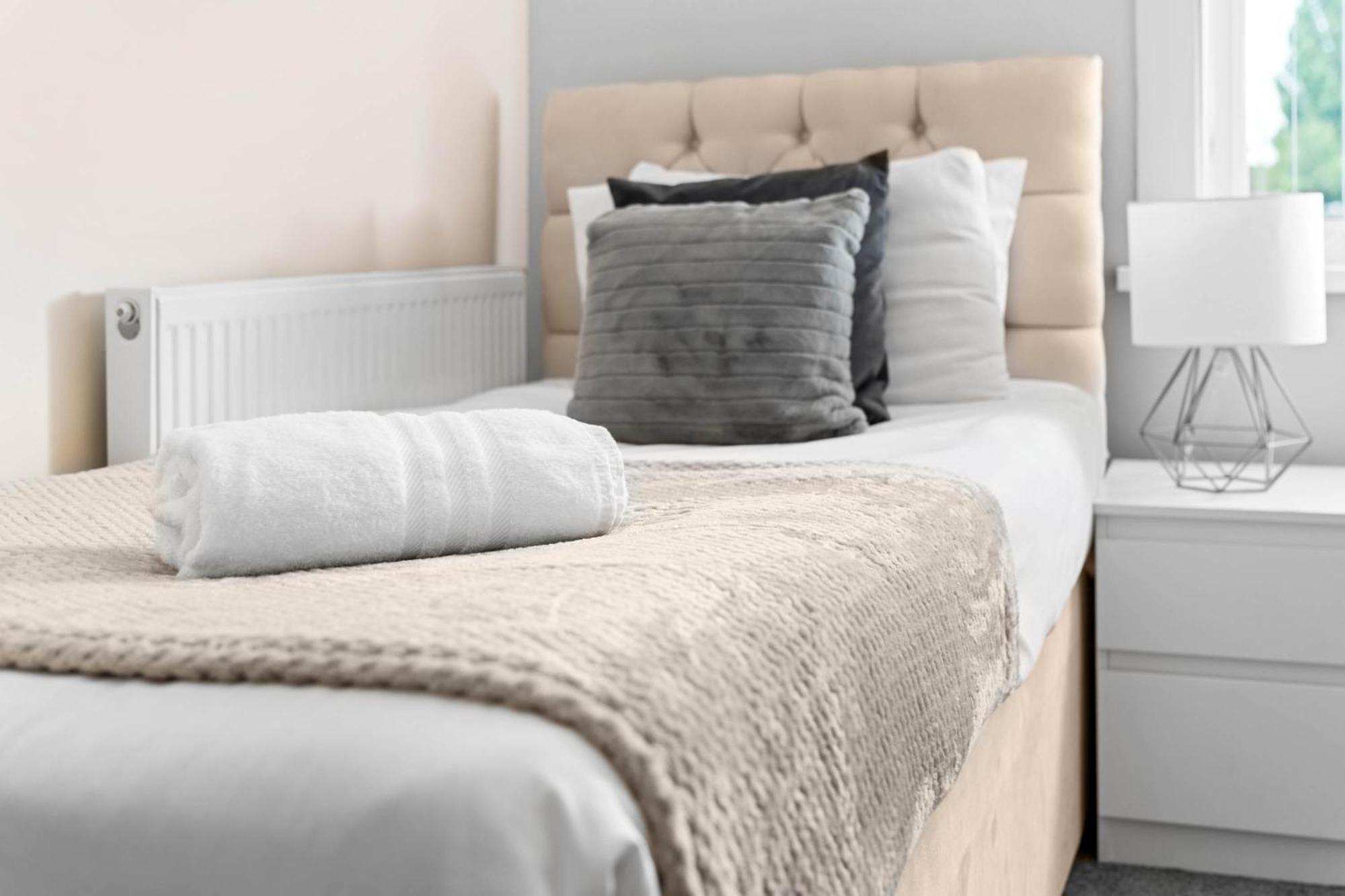 Two Bedroom Apartment - Single Beds - Accommodates 3 - Street Parking - Top Rated -Wbb West Bromwich Eksteriør billede