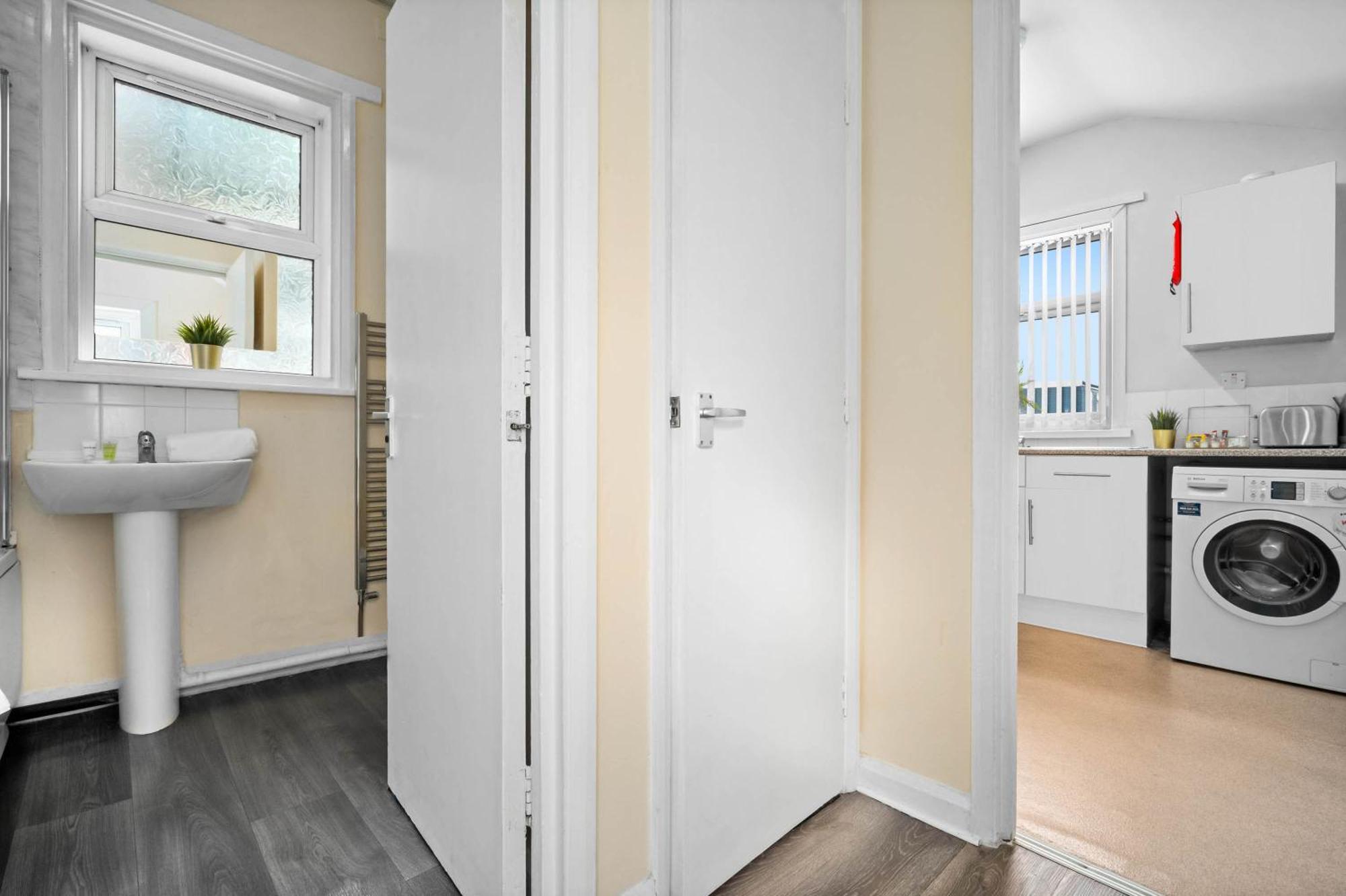 Two Bedroom Apartment - Single Beds - Accommodates 3 - Street Parking - Top Rated -Wbb West Bromwich Eksteriør billede