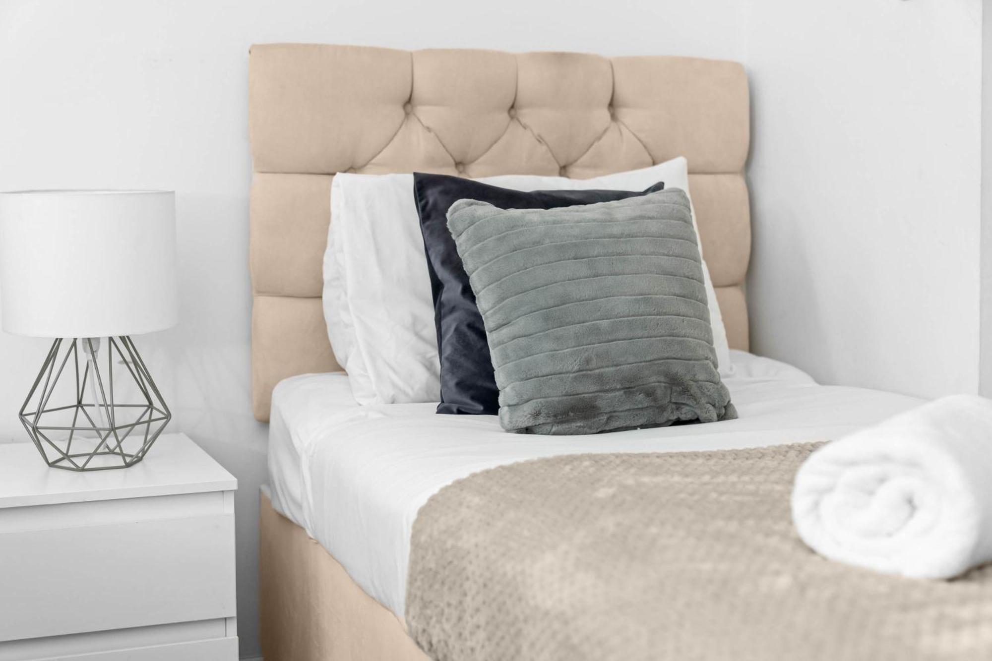 Two Bedroom Apartment - Single Beds - Accommodates 3 - Street Parking - Top Rated -Wbb West Bromwich Eksteriør billede
