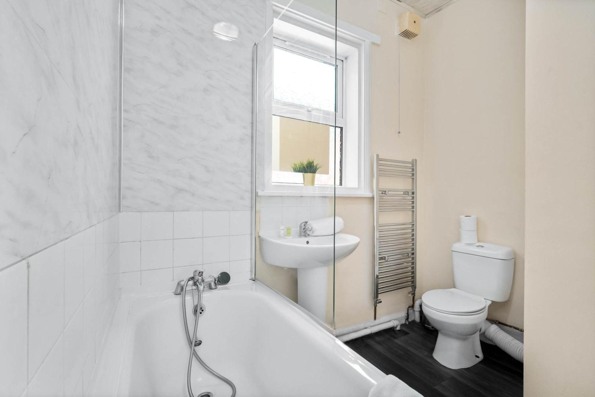Two Bedroom Apartment - Single Beds - Accommodates 3 - Street Parking - Top Rated -Wbb West Bromwich Eksteriør billede