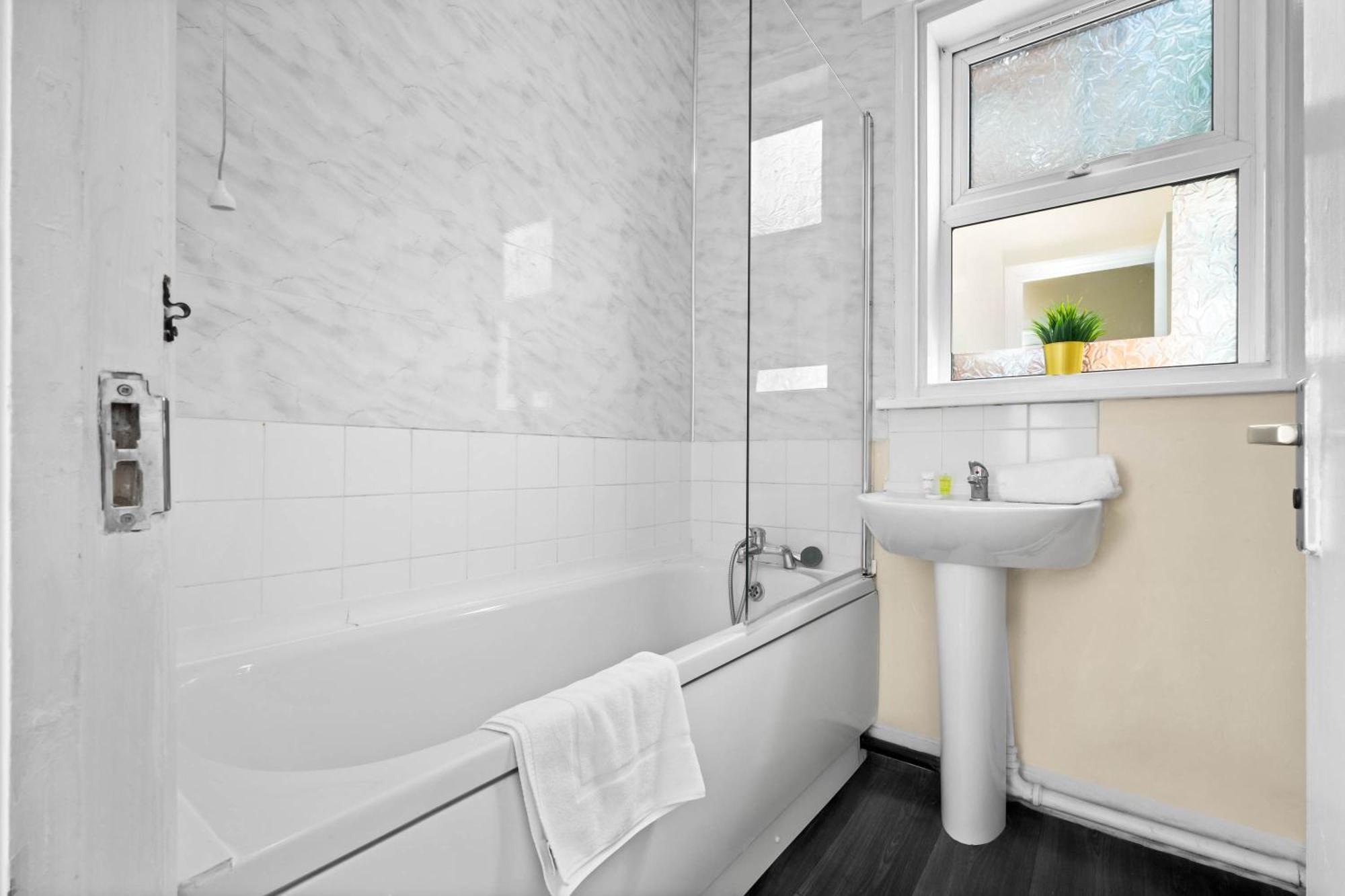 Two Bedroom Apartment - Single Beds - Accommodates 3 - Street Parking - Top Rated -Wbb West Bromwich Eksteriør billede